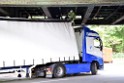 LKW blieb unter Bruecke haengen Koeln Ehrenfeld Innere Kanalstr Hornstr P327